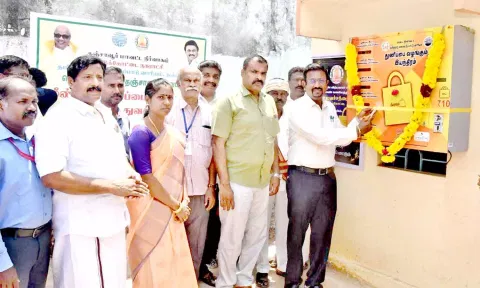 மஞ்சப்பை வழங்கும் தானியங்கி எந்திரத்தை கலெக்டர் தினேஷ் பொன்ராஜ் ஆலிவர் தொடங்கி வைத்தார்.