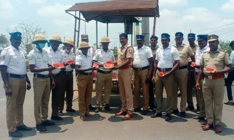 போக்குவரத்து போலீசாருக்கு பழச்சாறு, தொப்பிகள் வழங்கும் நிகழ்ச்சி.