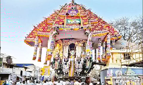 ஆழித்தேர் அலங்கரிக்கப்பட்டு தயார் நிலையில் உள்ளதை படத்தில் காணலாம்.