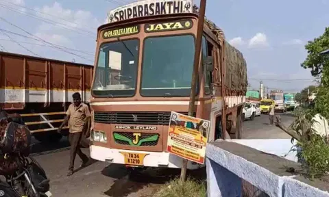 விபத்து ஏறப்டுத்திய சரக்கு லாரியை படத்தில் காணலாம்.