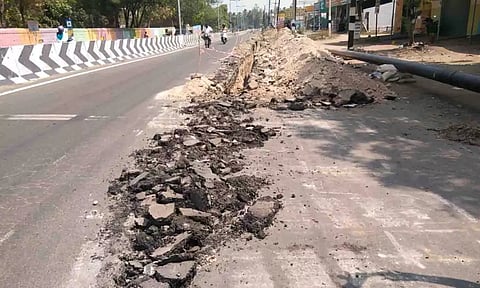 ரோட்டின் நடுவில் பதிக்கப்படும் எரிவாயு குழாயை படத்தில் காணலாம்.