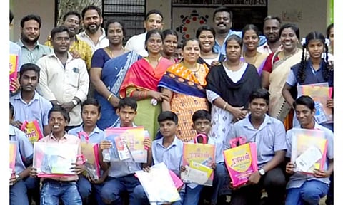 மாணவர்களுக்கு உபகரணம் வழங்கிய காட்சி.