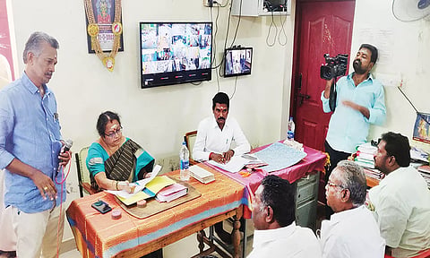 ஏலத்தில் கலந்து கொண்டவர்களை படத்தில் காணலாம்.
