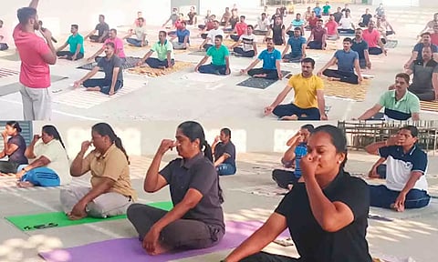 திருப்பூர் மாநகர போலீசாருக்கு யோகா பயிற்சி வழங்கப்பட்ட காட்சி.