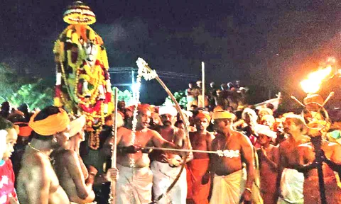 கன்னியாகுமரி அருகே முட்டப்பதி கடலில் நள்ளிரவில் அய்யா வைகுண்டசாமி கலி வேட்டையாடிய நிகழ்ச்சி