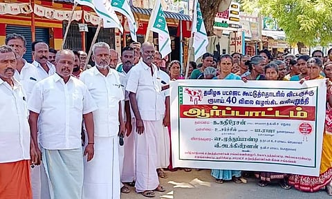 ஆர்ப்பாட்டத்தில் ஈடுபட்ட பால் உற்பத்தியாளர்கள்.