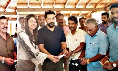 கீழடி அருங்காட்சியகத்தை இன்று நடிகர்கள் சிவக்குமார், சூர்யா, ஜோதிகா ஆகியோர் பார்வையிட்டனர்.&nbsp;