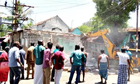 ஊரணி ஆக்கிரமிப்புகள் அகற்றும் பணி நடந்தது.