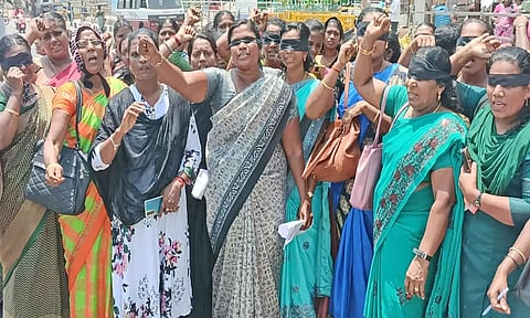 நாகர்கோவிலில் இன்று கண்களில் கருப்பு துணி கட்டி சத்துணவு ஊழியர்கள் நூதன போராட்டம்
