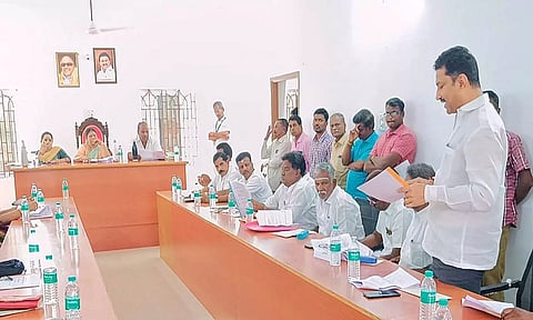 நகராட்சி கூட்டத்தில் உறுப்பினர்கள்ர விவாதம் செய்த போது எடுத்த படம்.