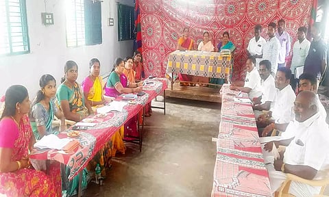 ஒடுகத்தூர் பேரூராட்சியில் கவுன்சிலர்கள் கூட்டம் நடந்த காட்சி.