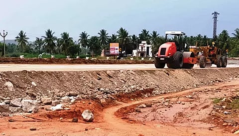 வாழப்பாடியில் 4 வழிச்சாலை அமைக்கும் பணி நடைபெற்ற போது எடுத்த படம்.