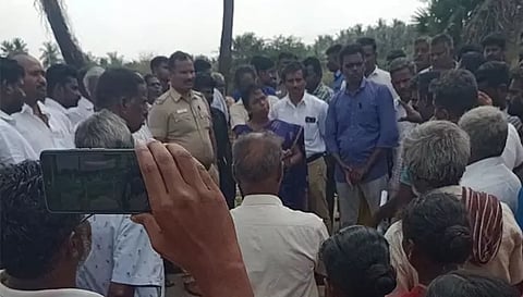 ஆக்கிரமிப்பு செய்தவர்களிடம் போலீசார் மற்றும் அதிகாரிகள் பேச்சுவார்த்தை நடத்திய காட்சி.