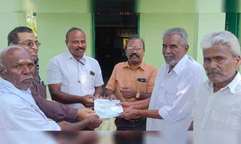 பால் உற்பத்தியாளர்களுக்கு காசோலை வழங்கப்பட்ட காட்சி.