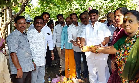 புதிய குடிநீர் குழாய் அமைக்கும் பணியை சம்பத் எம்.எல்.ஏ தொடங்கி வைத்த காட்சி.