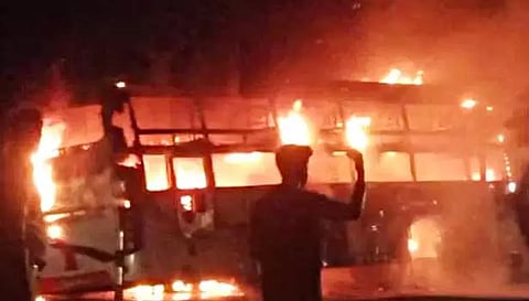 சாத்தூர் அருகே ஆம்னி பஸ் தீப்பிடித்து எரிந்தது- பயணிகள் அதிர்ஷ்டவசமாக உயிர் தப்பினர்