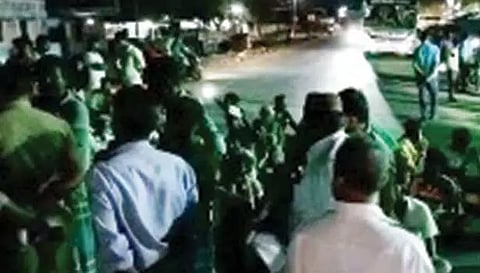 கடலில் வலை விரிப்பதில் நாட்டுப்படகு, விசைப்படகு மீனவர்களிடையே மோதல்- 12 பேர் சிறைப்பிடிப்பு