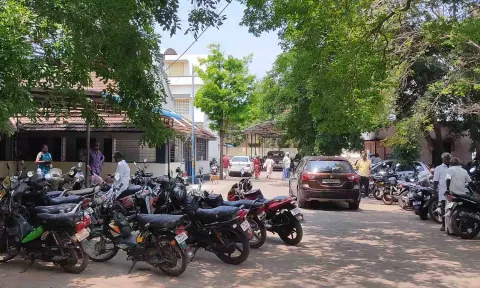 2 மற்றும் 4 சக்கர வாகனங்களை ஆங்காங்கே நிறுத்தப்பட் டுள்ள காட்சி.