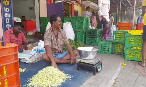தோவாளையில் ஒரு கிலோ மல்லிகை பூ - ரூ.400-க்கு விற்பனை