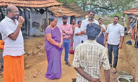 மலை கிராமத்திற்கு சென்று வட்டார மருத்துவ அலுவலர் சக்தி கிருஷ்ணன் தலைமையில் கருத்தடை செய்வதன் அவசியம் குறித்து எடுத்து கூறிய போது எடுத்த படம். அருகில் கிராம நிர்வாக அலுவலர் பாபு மற்றும் பலர் உள்ளனர்.