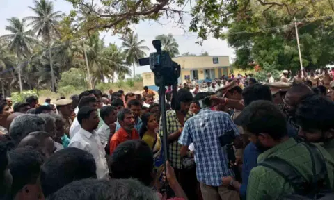 &nbsp;இரு தரப்பினர் இடையே கடுமையான வாக்குவாதம் ஏற்பட்ட காட்சி.