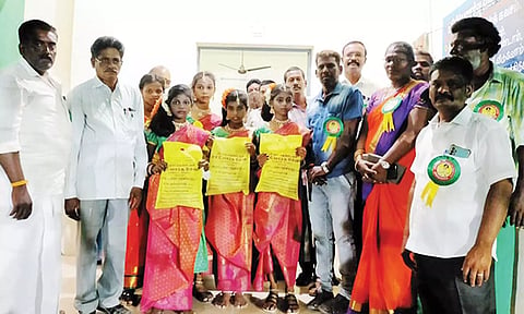 நகராட்சி பள்ளி ஆண்டுவிழா நடந்தபோது எடுத்த படம்.