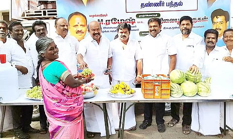 பங்குனி திருவிழாவையொட்டி பக்தர்களுக்கு பயன்படும் வகையில் நடமாடும் தண்ணீர் பந்தலை மாவட்டச் செயலாளர் ராஜன் செல்லப்பா எம்.எல்.ஏ. திறந்து வைத்தார். அருகில் இளைஞரணி மாவட்ட செயலாளர் வக்கீல் ரமேஷ், ஒன்றிய செயலாளர் நிலையூர் முருகன் மற்றும் பலர் உள்ளனர்.