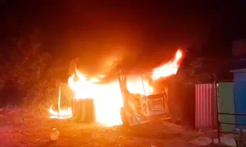 கடையில் பற்றி எரிந்த தீ.