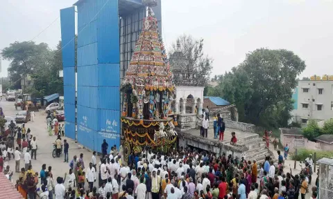 விரிஞ்சிபுரம் மார்க்கபந்தீஸ்வரர் கோவிலில் தேரோட்டம் நடந்த காட்சி.