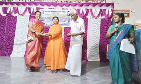பேரூராட்சி தலைவர் லாவண்யா ராமேஸ்வரன் பள்ளி மாணவர்களுக்கு பரிசுகள் வழங்கிய போது எடுத்த படம்.&nbsp;