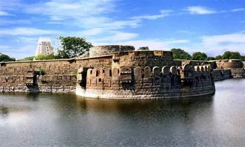 வேலூர் கோட்டை அகழியில் பெண் பிணம்