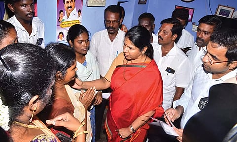 சுடலைமாடன் குடும்பத்தினருக்கு கனிமொழி எம்.பி. ஆறுதல் கூறிய காட்சி.