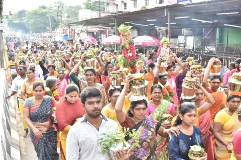 காவிரி ஆற்றில் இருந்து ஆயிரக்கணக்கான பக்தர்கள் இன்று தீர்த்தக்குடம் எடுத்து கொண்டு ஊர்வலமாக கோவிலுக்கு வந்தனர்.