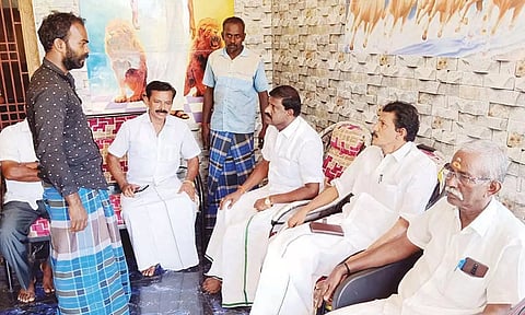 நெல்லை தட்சணமாற நாடார் சங்க தலைவர் ஆர்.கே.காளிதாசன் ஆறுதல் கூறிய காட்சி.