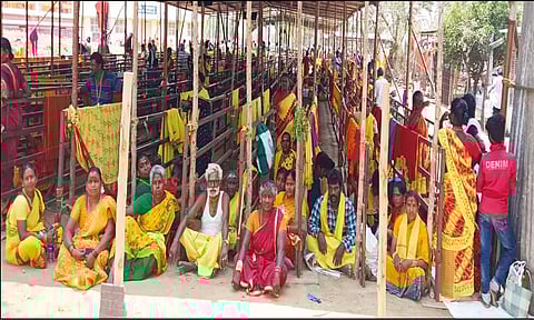குண்டம் இறங்குவதற்காக வரிசையில் இடம் பிடித்து காத்திருக்கும் பக்தர்கள்.