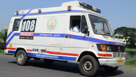 கூலி தொழிலாளியின் மனைவிக்கு 108 ஆம்புலன்சில்  பெண் குழந்தை பிறந்தது
