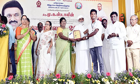 விழாவில் பரிசுகள் வழங்கிய போது எடுத்தபடம்.