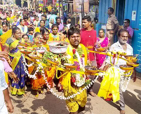 பராசக்தி மாரியம்மன் கோவில் திருவிழாவில் இன்று பக்தர்கள் அக்னி சட்டி எடுத்து நேர்த்திக்கடன் செலுத்தினர்.