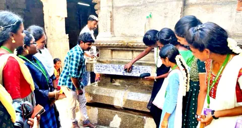கல்லூரி மாணவிகளுக்கு கல்வெட்டு பயிற்சி