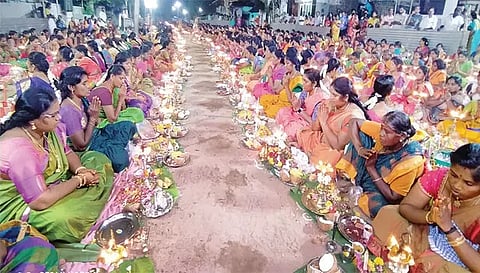 திருவிளக்கு பூஜை நடந்தபோது எடுத்த படம்.