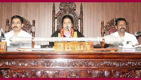 மாநகராட்சி கூட்டம் மேயர் இந்திராணி தலைமையில் நடந்த போது எடுத்த படம். அருகில் துணை மேயர் நாகராஜன், ஆணையாளர் சிம்ரன்ஜீத்சிங் உள்ளனர்.&nbsp;
