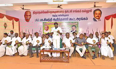 கூட்டத்தில் சங்க தலைவர் ஆர்.கே.காளிதாசன் நாடார் பேசிய காட்சி.