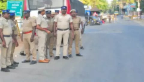 பேளுக்குறிச்சி மாரியம்மன் கோவிலுக்குள் பொதுமக்கள் நுழைய தடை