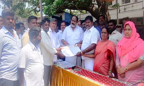 கடலூரில் மாநகர தி.மு.க. செயலாளர் ராஜா தலைமையில் சட்டமன்ற தொகுதி பொறுப்பாளர் அருட்செல்வம், மாநகராட்சி மேயர் சுந்தரி ராஜா ஆகியோர் புதிய உறுப்பினர் சேர்க்கை படிவத்தை வழங்கினார்கள்