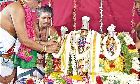 திருமண கோலத்தில் அருள்பாலித்த முத்துக்குமாரசுவாமி வள்ளி-தெய்வானை.