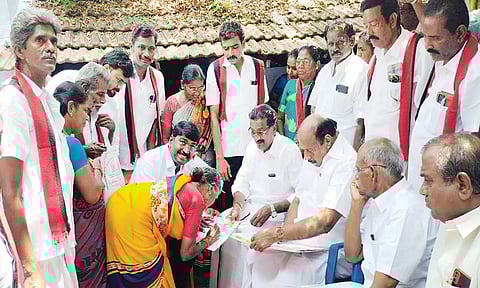 நிகழ்ச்சியில் கலந்து கொண்டவர்களை படத்தில் காணலாம்.