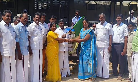 மாவட்ட ஊராட்சி குழு தலைவர் புவனேஸ்வரி பெருமாள் தூய்மை பணிக்காக ஊராட்சி மன்ற தலைவர்களுக்கு டிராக்டர் சாவியை வழங்கினார்.