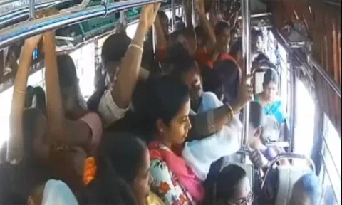 கல்லூரி மாணவியிடம் நகை பறிக்கப்பட்ட காட்சி