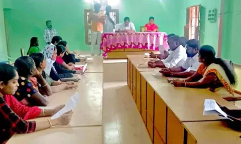 பஸ் நிலையத்தில் ஏலம் விடாமல் உள்ள கடைகள்