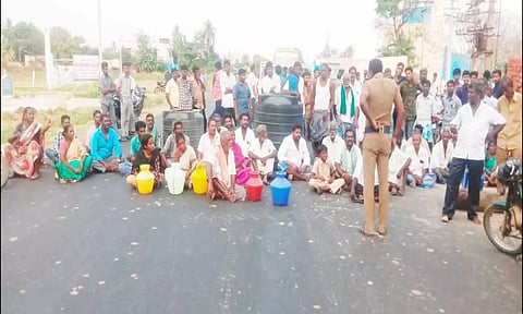 விவசாயிகள் சாலையில் அமர்ந்து மறியல் செய்த காட்சி.